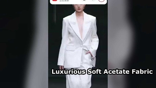 Weiches und angenehm auf der Haut liegendes Acetatgewebe – luxuriöser Glanz, weicher Griff und zeitlose Eleganz