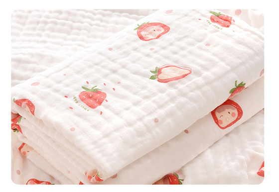Statisches gesponnenes 6 Schicht-Gauze Fabric Strawberry And Flower-Antimuster
